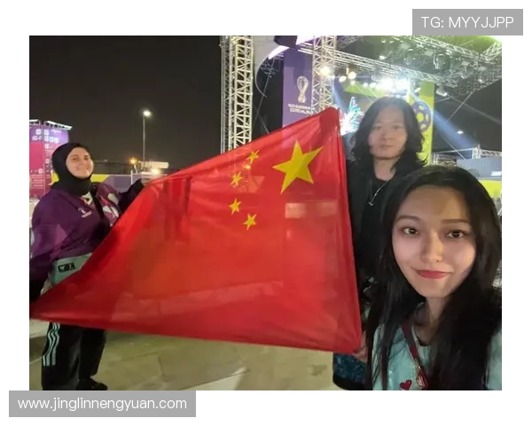 身披国旗的足球明星展现国家荣光与体育精神的完美结合